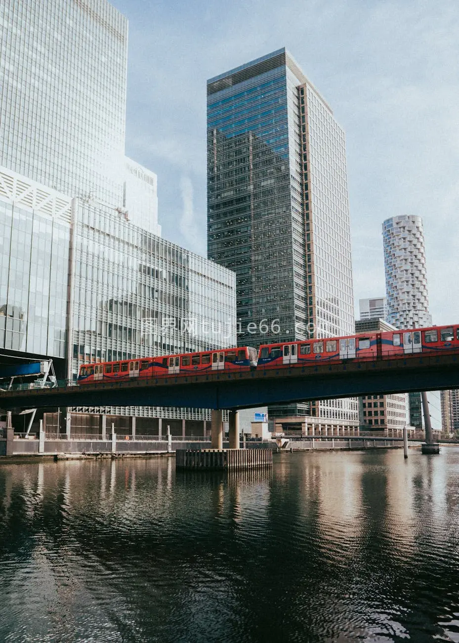 红色火车桥前映Canary Wharf摩天图片