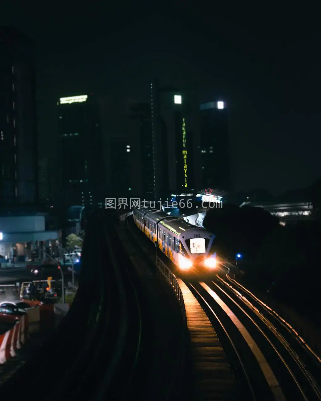 夜行高架火车映城市交通景图片