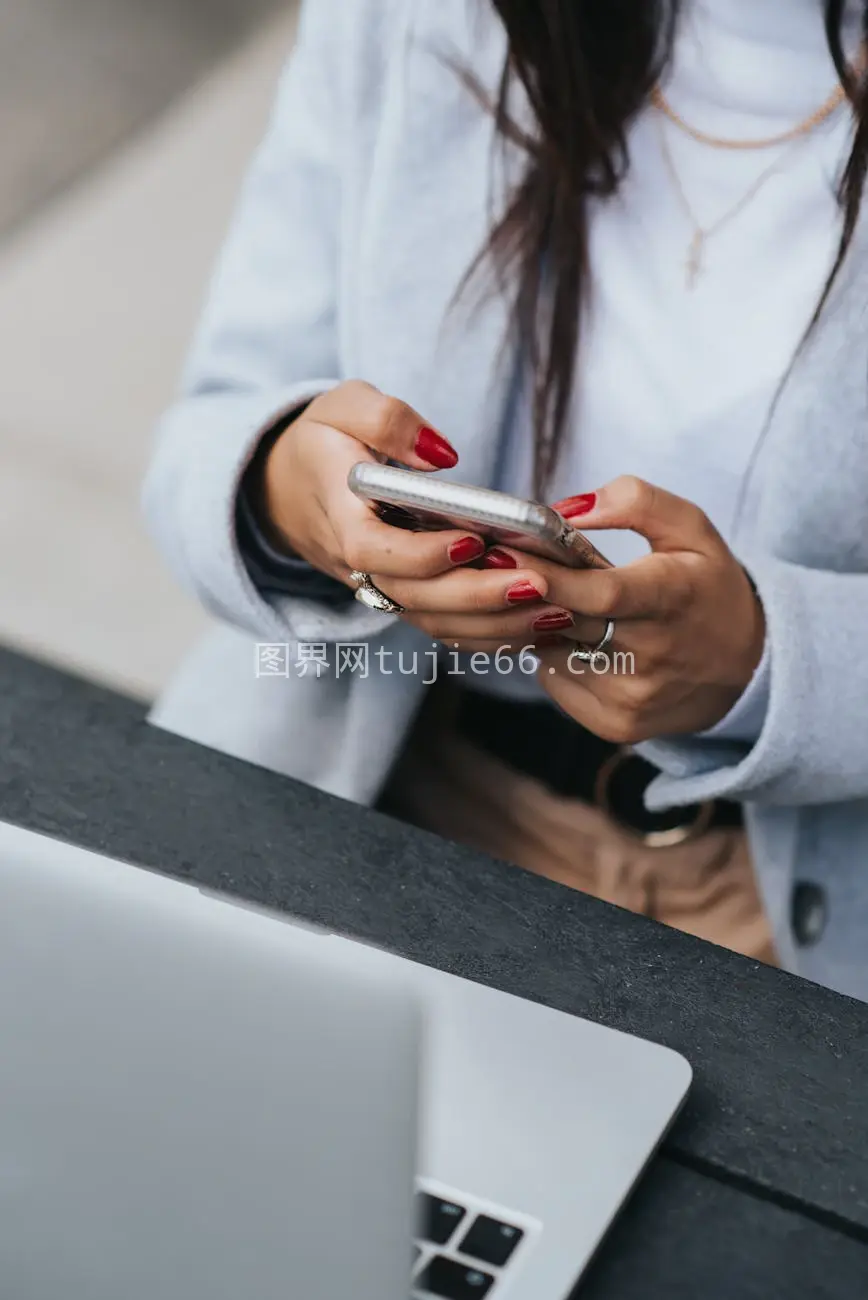 户外办公女士红指甲用手机电脑图片