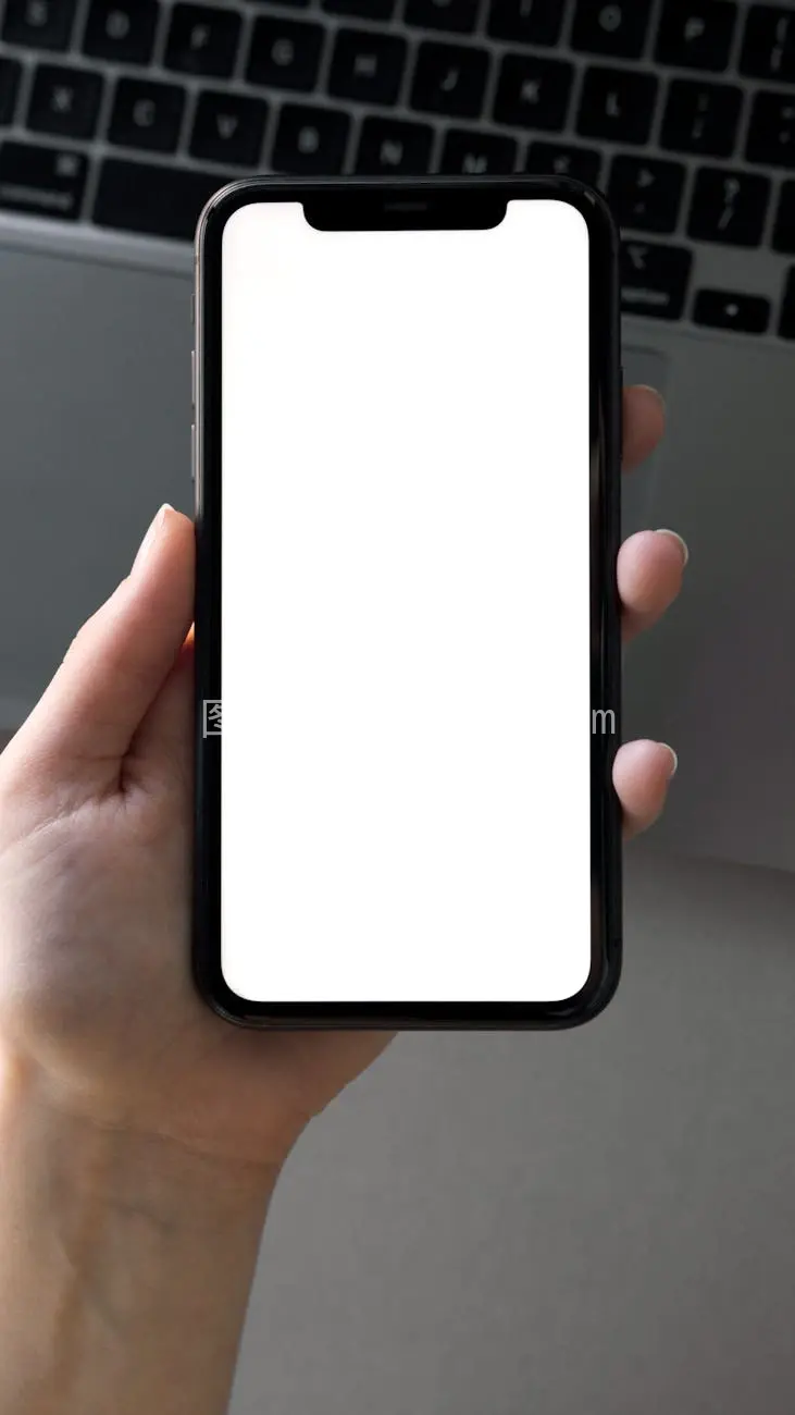 手持手机屏幕空白特写图模版素材图片