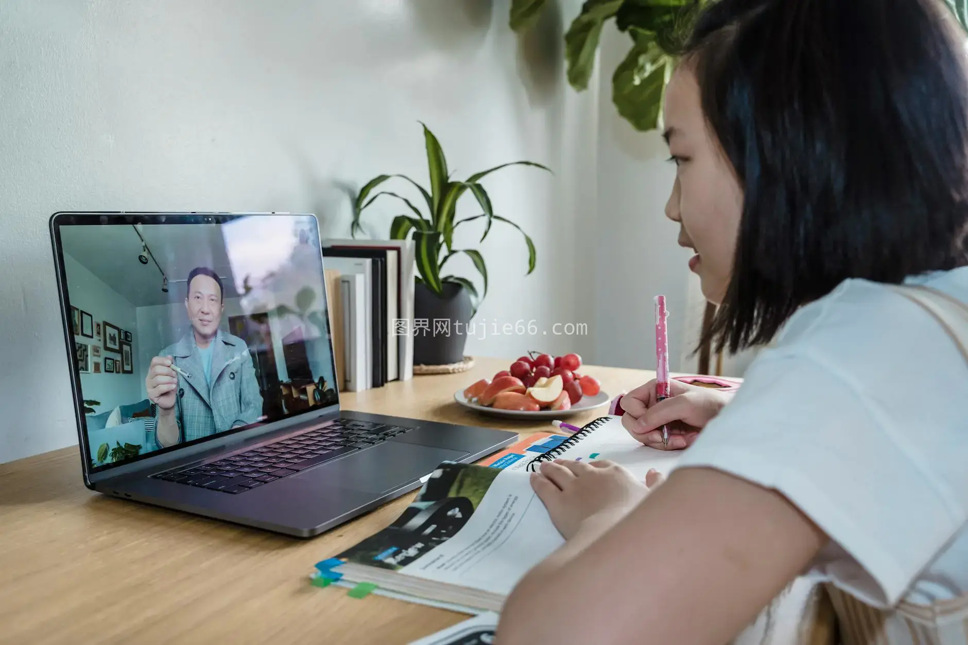 女孩视频通话学习用笔记本笔记图片