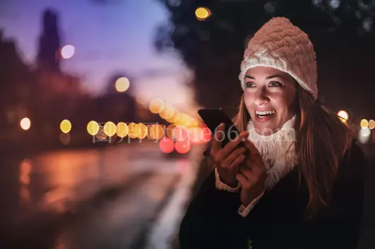 冬日傍晚手机对话年轻女