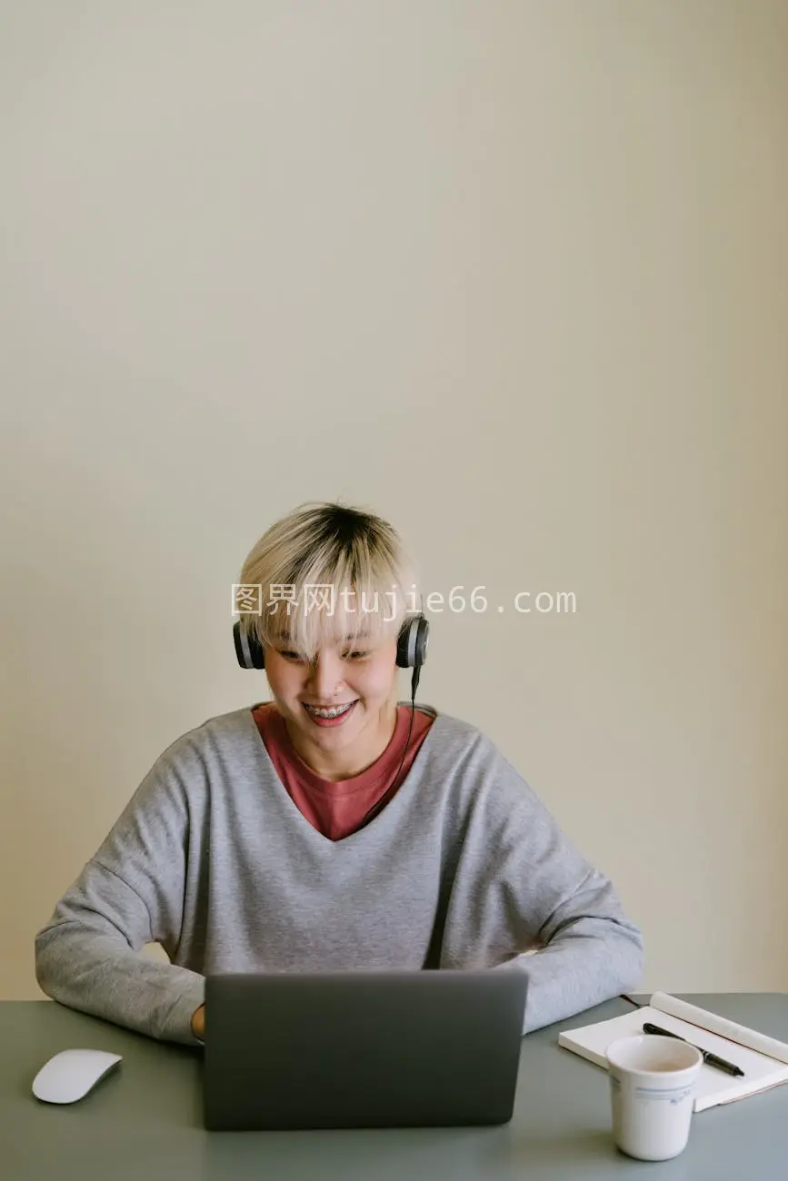 微笑女士耳机视频简约背景通话图片