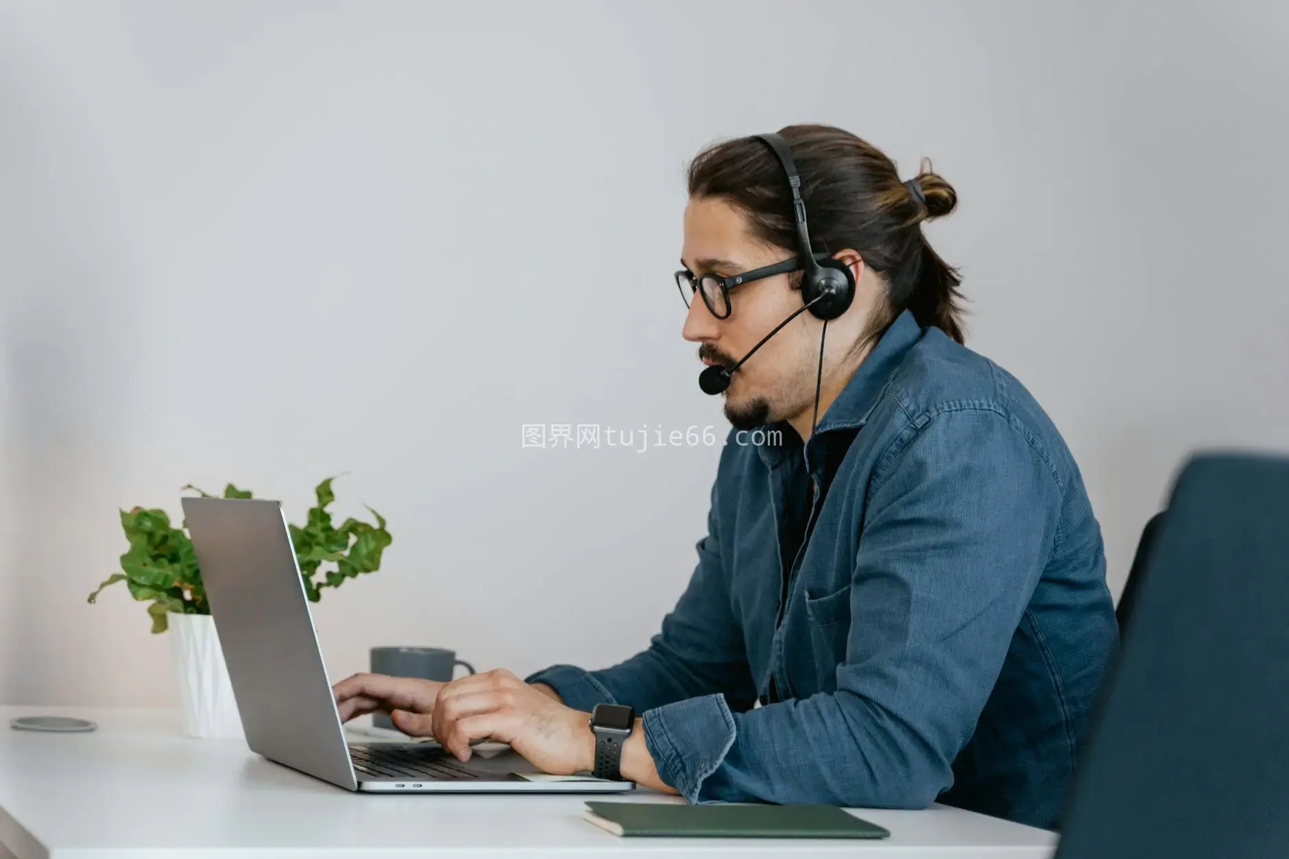 耳机电脑远程服务成年男图片