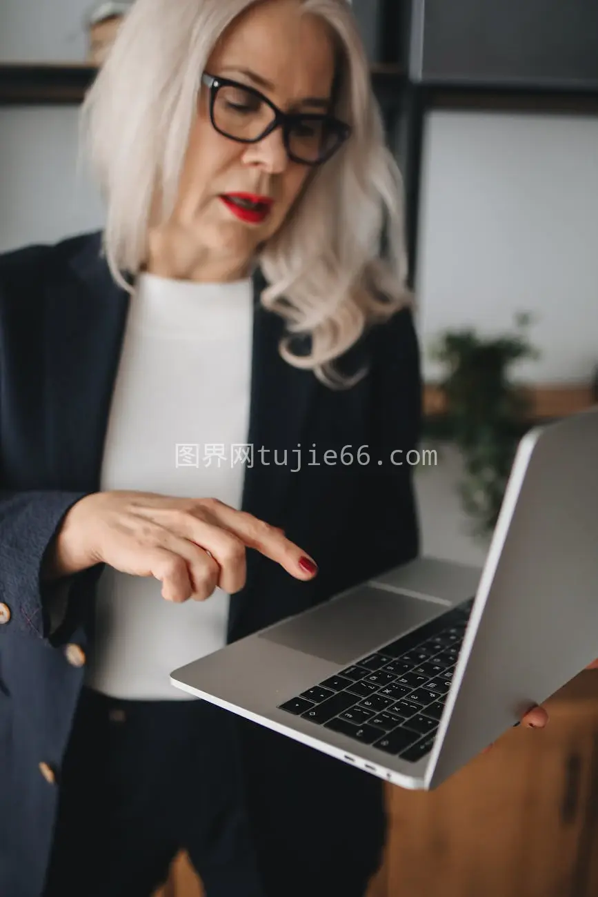 成熟女职场室内用电脑图片