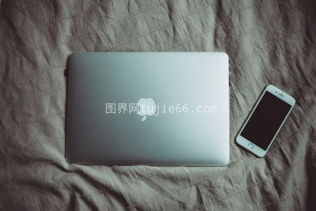 银色MacBook与2014年iPhone并置新视角图片