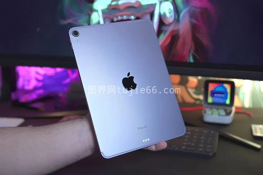 电脑前iPad人手持图片