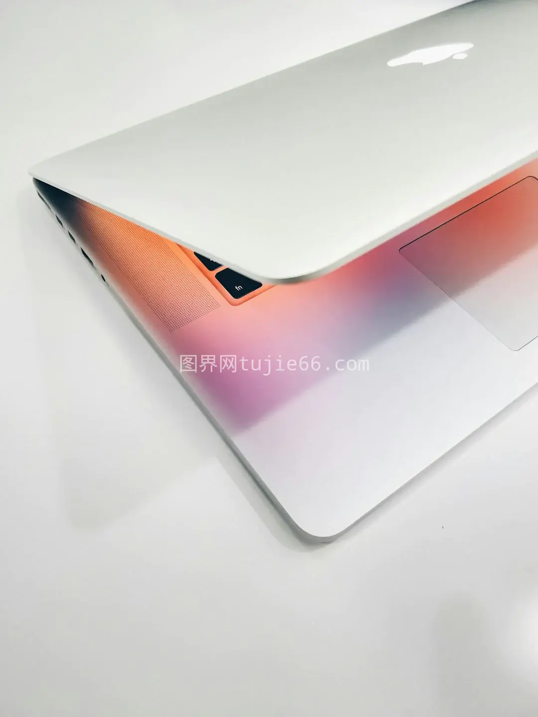 苹果MacBookAir木质桌面展示图片