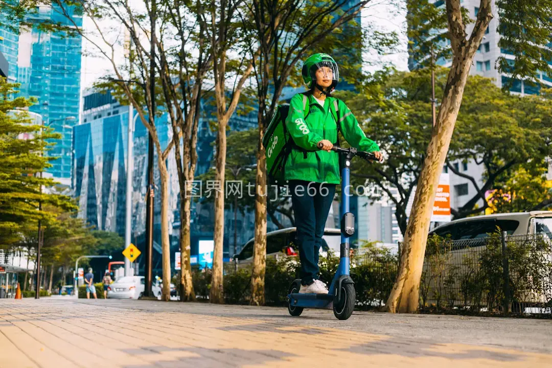 都市街头单车人物剪影图片