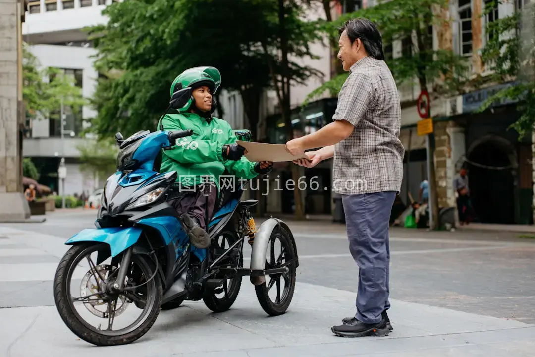 男女共骑摩托车图片