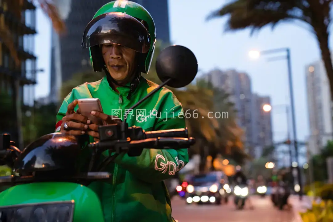 绿夹克骑手摩托风景图片