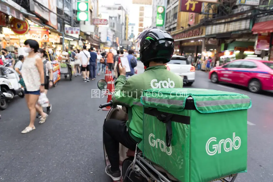 男士繁忙街道骑摩托图片