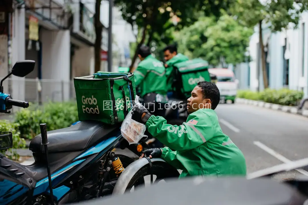 男子绿夹克坐摩托图片