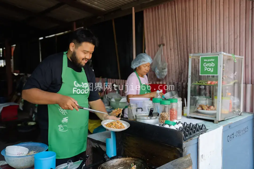 男士围裙烧烤烹饪美食图片