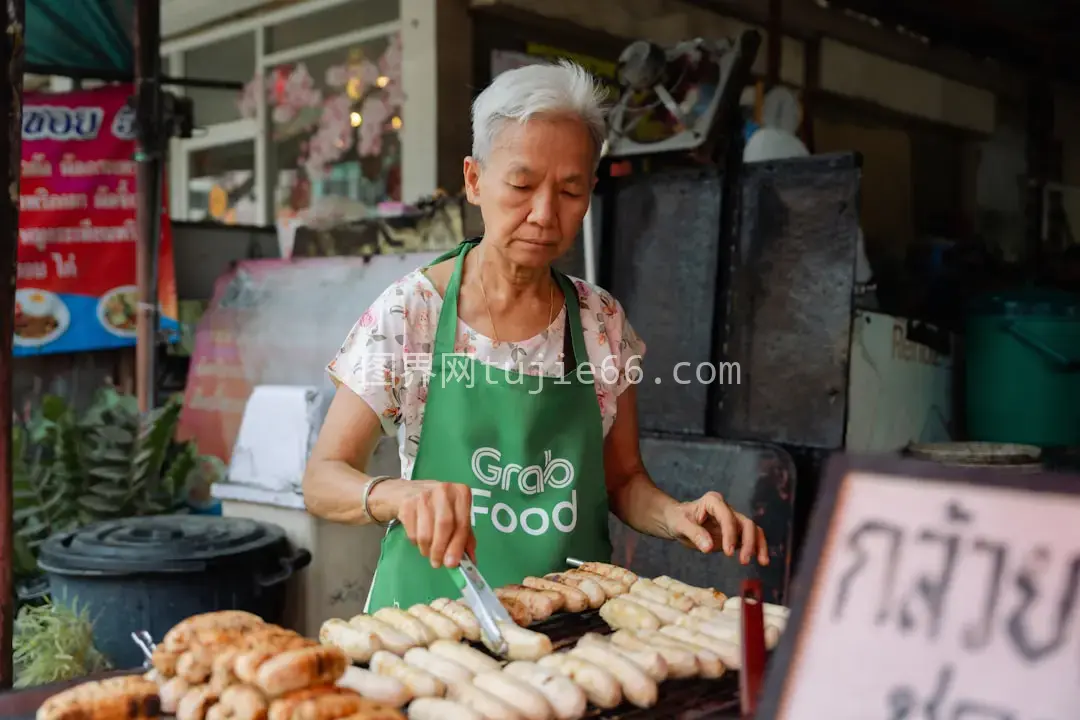 绿裙女性烧烤美食图片