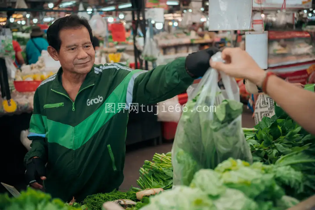 男士手持生菜市场购菜图片