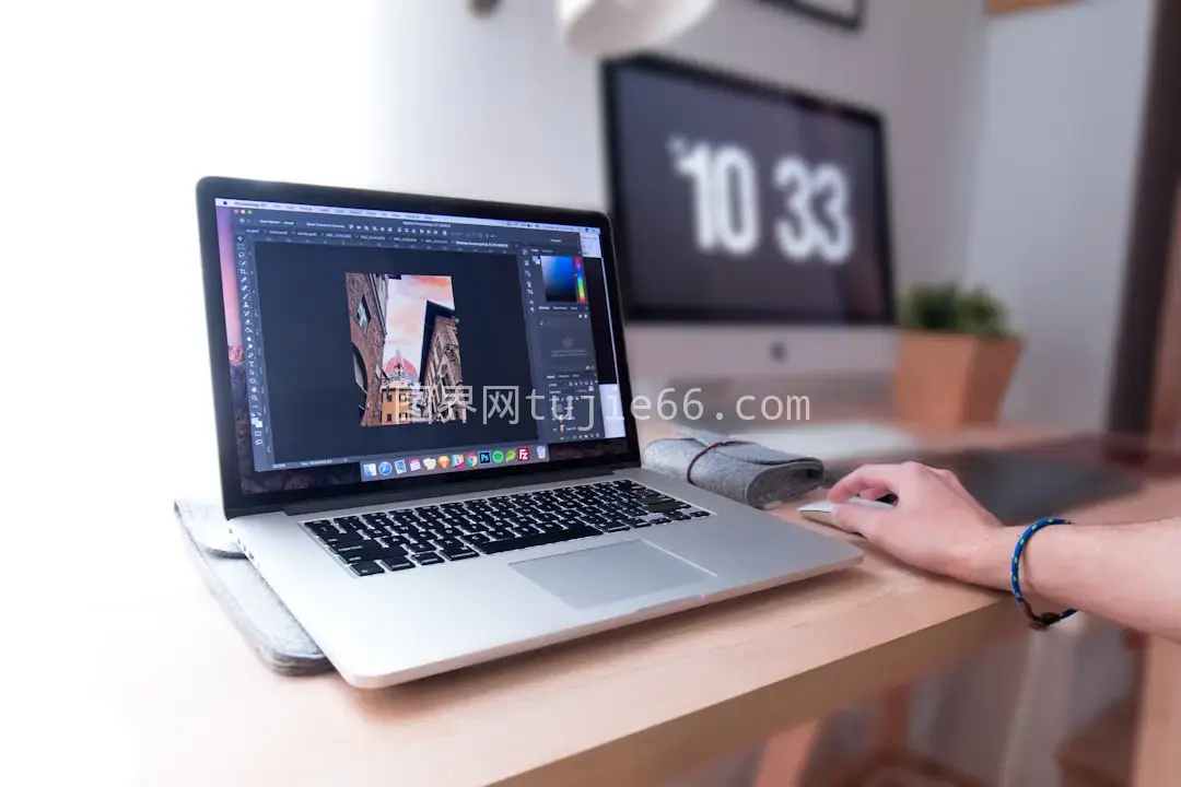 棕色木质桌上MacBook Pro使用中图片