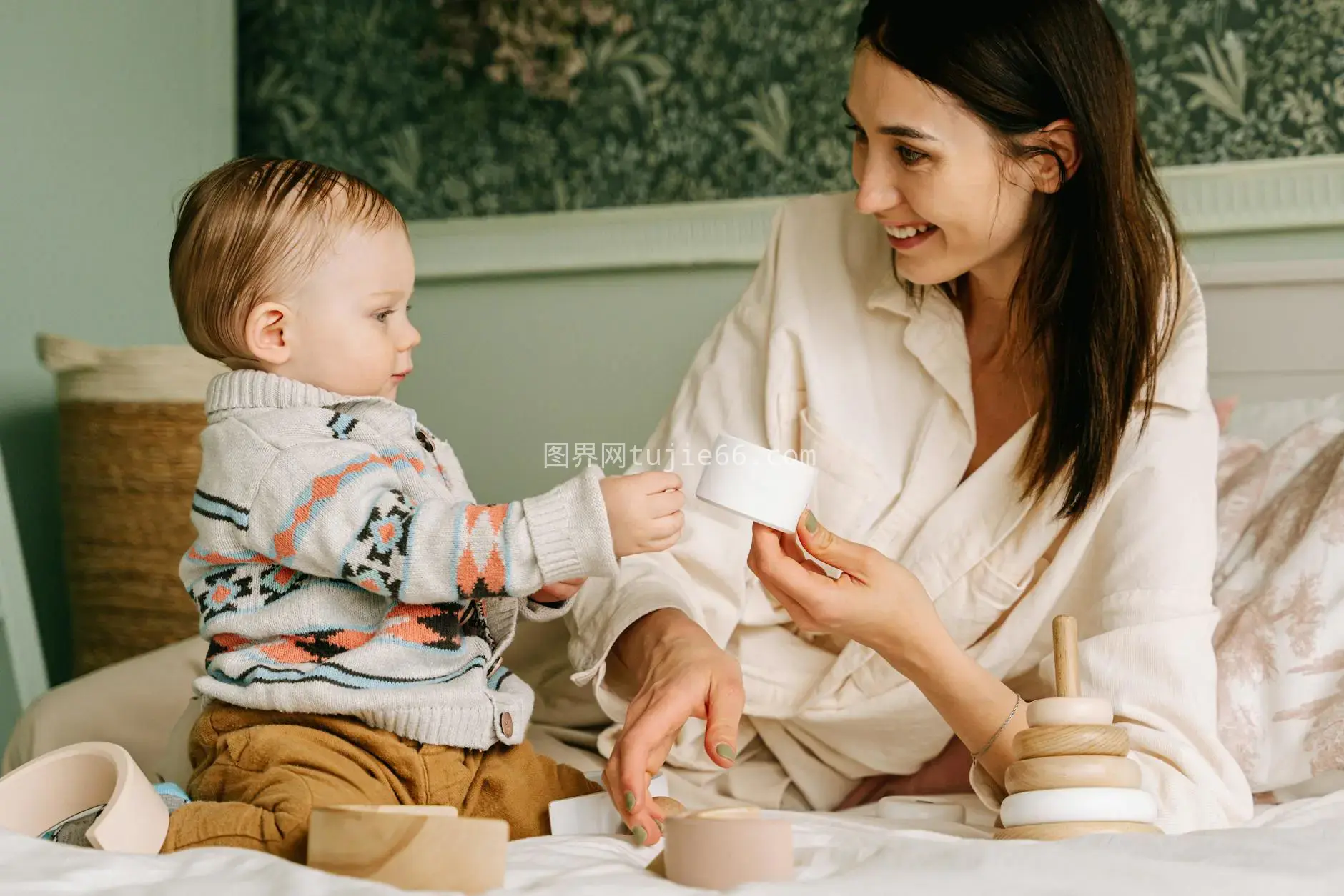 母子女木玩具乐床上图片