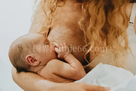 母亲哺乳新生儿展现母爱养育情
