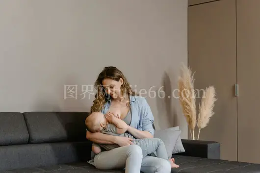 沙发室内母婴哺乳温馨图