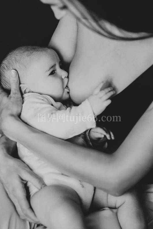 黑白母婴哺乳图母爱关怀