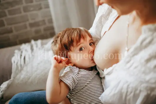 亲子温馨哺乳情