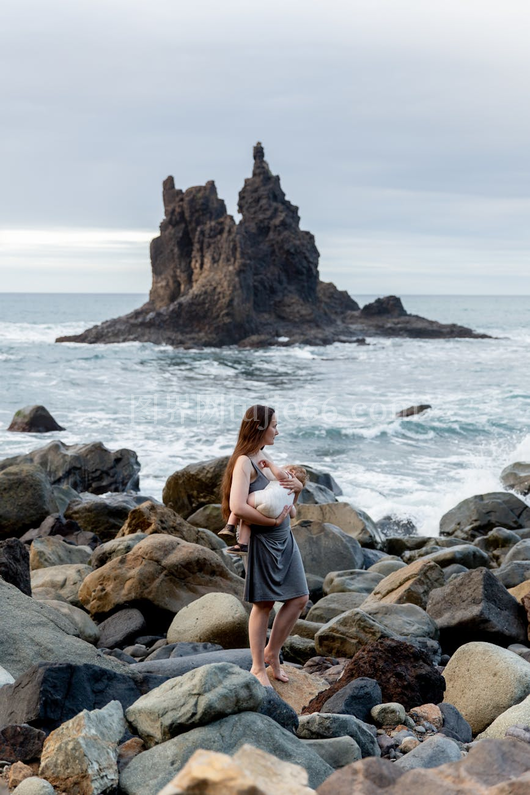 侧视哺乳婴儿海岸大海