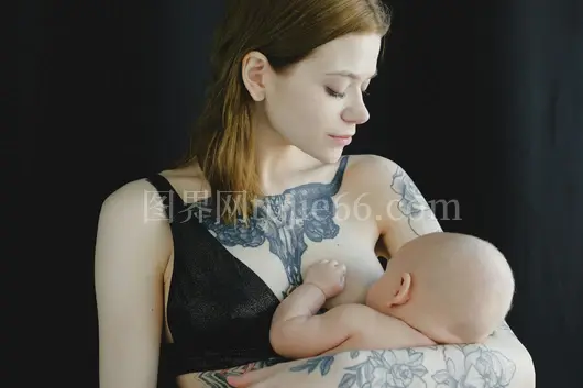纹身母哺乳新生儿工作室景