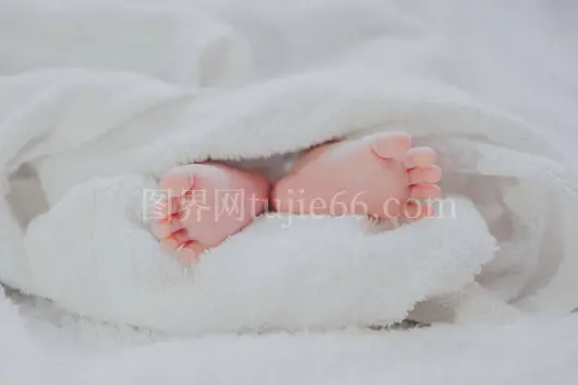 赤脚婴儿白毯温馨画面