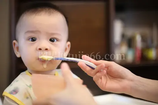 人物哺乳婴儿温馨瞬间