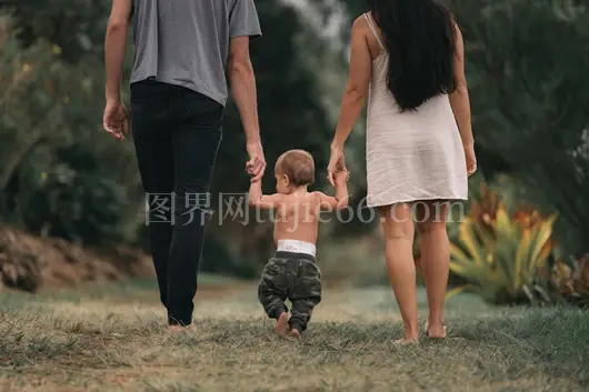 赤脚夫妻携幼子花园漫步