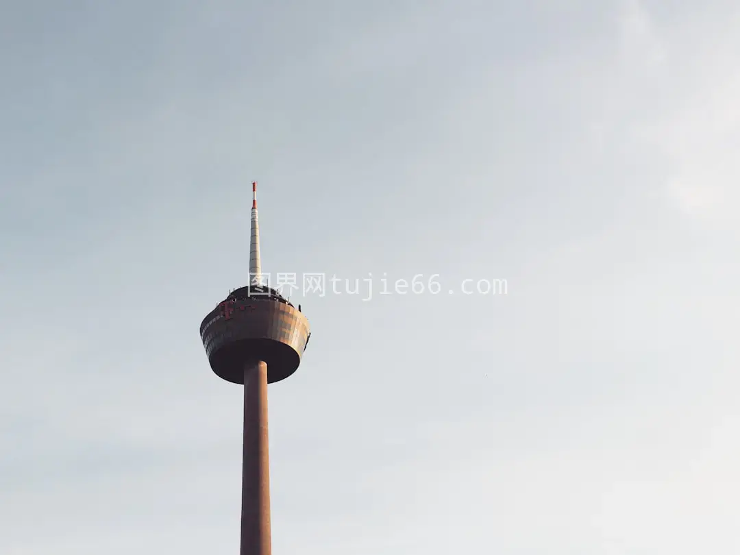 晴空下的太空针塔美景图片