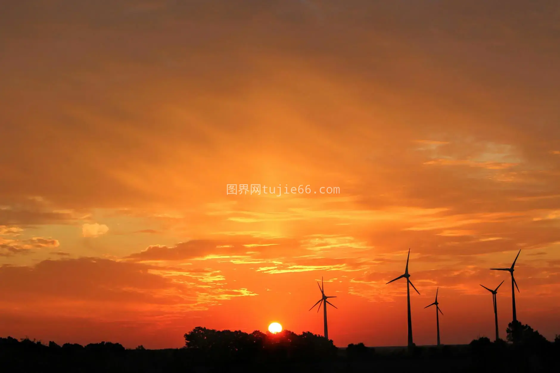 日落余晖中 turbines 美景图片