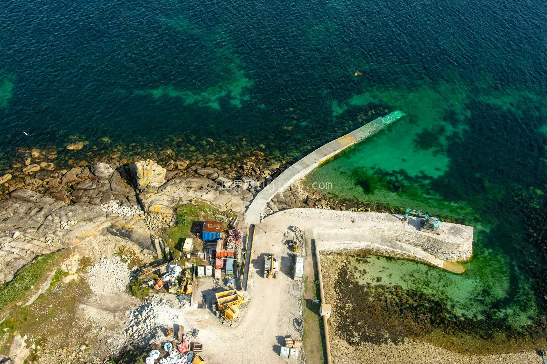 海滨码头高空碧蓝海景工地照图片