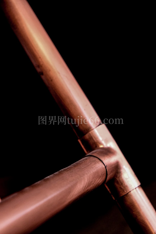 工业铜管特写暗背景金属质感鲜明