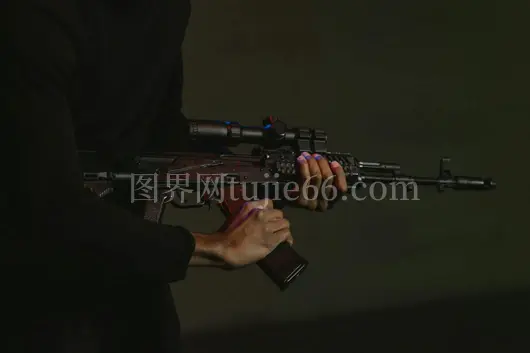 低光下人物持狙击步枪戏剧画面