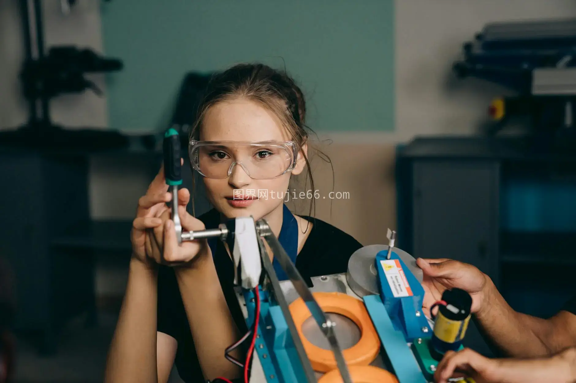 女子护目镜车间专注工具图片