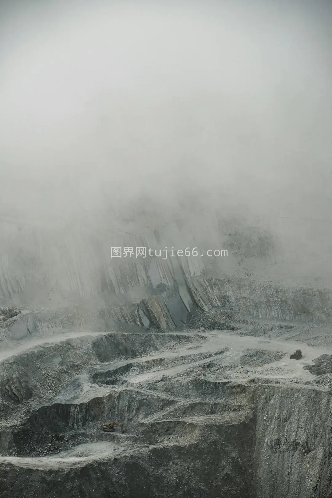 男子雪山顶图片