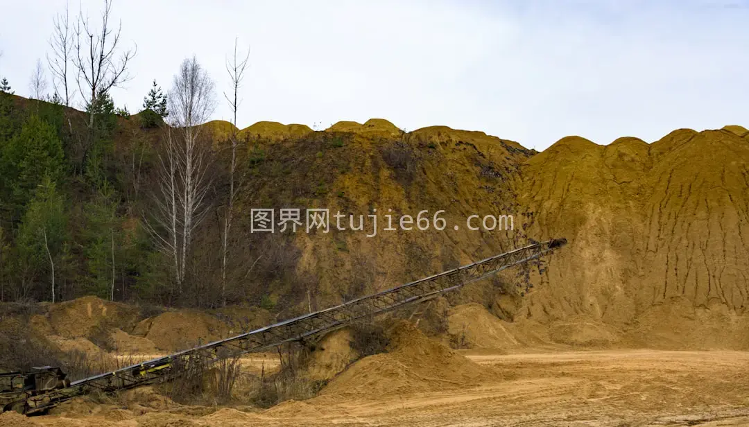 棕色山脉旁白昼金属杆田野风景图片