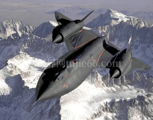 洛克希德SR-71黑鸟雪山之巅展示军事航空风采