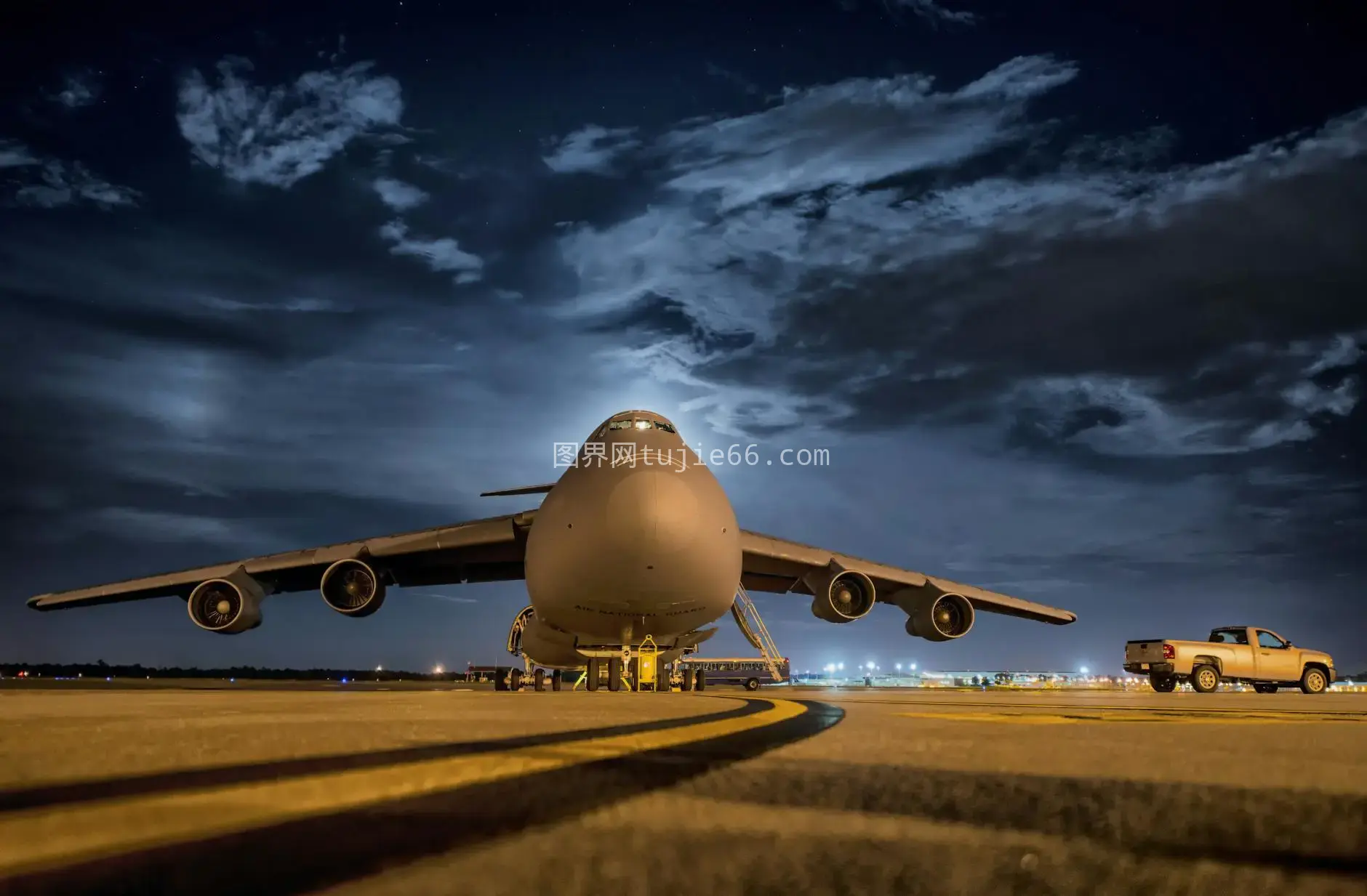 夜空停机坪大型货机待运图片