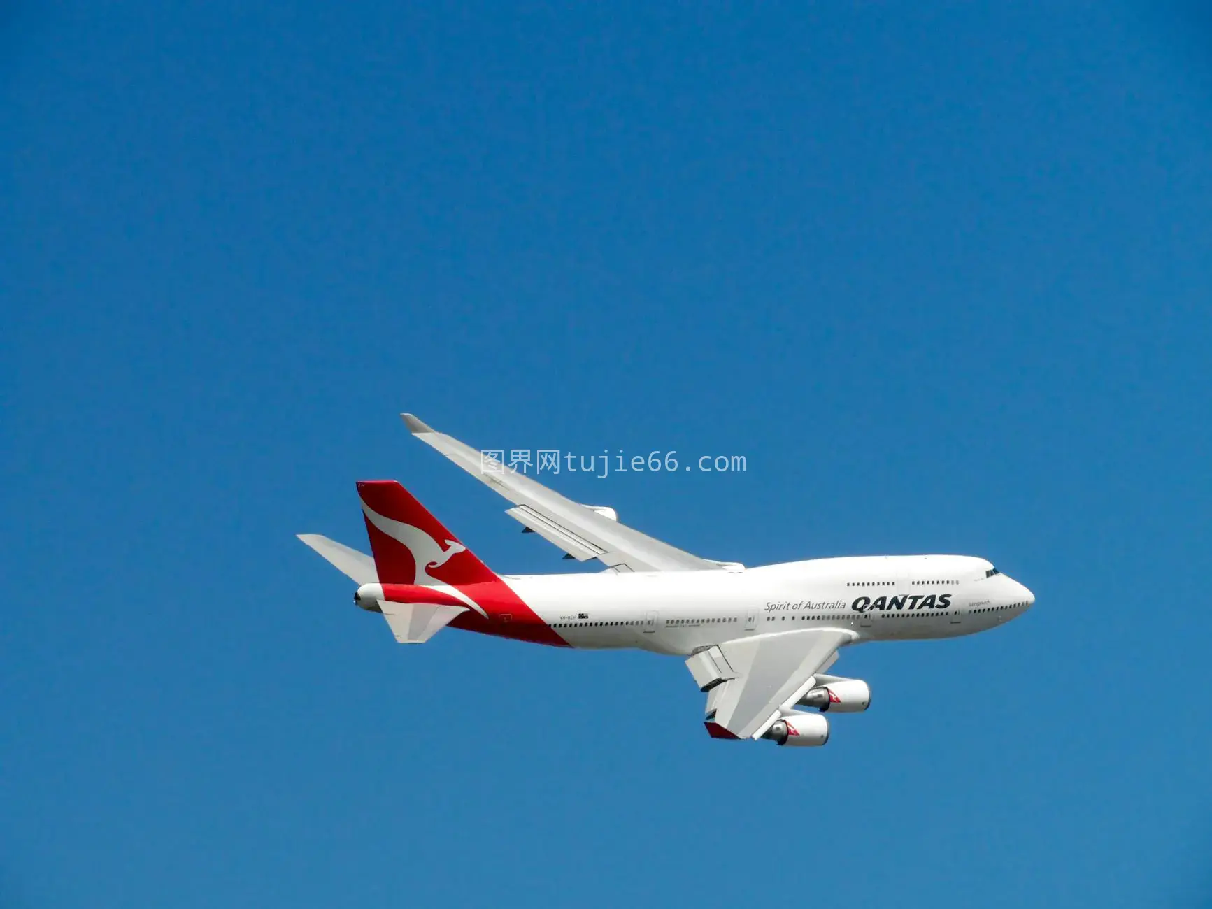 Qantas 747蓝天中飞行航空旅行象征图片