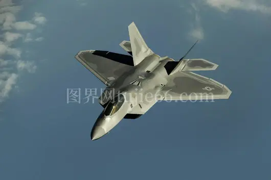 军用飞机蓝天翱翔壮丽图景