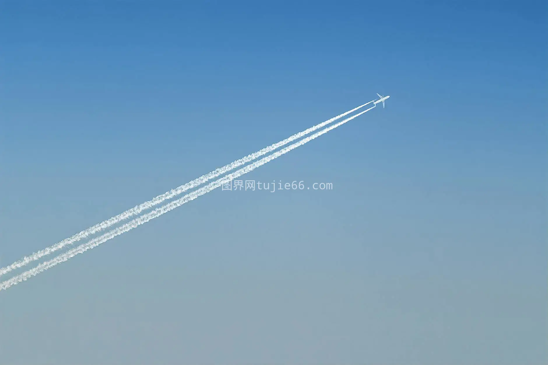 飞机蓝天尾迹航空图片