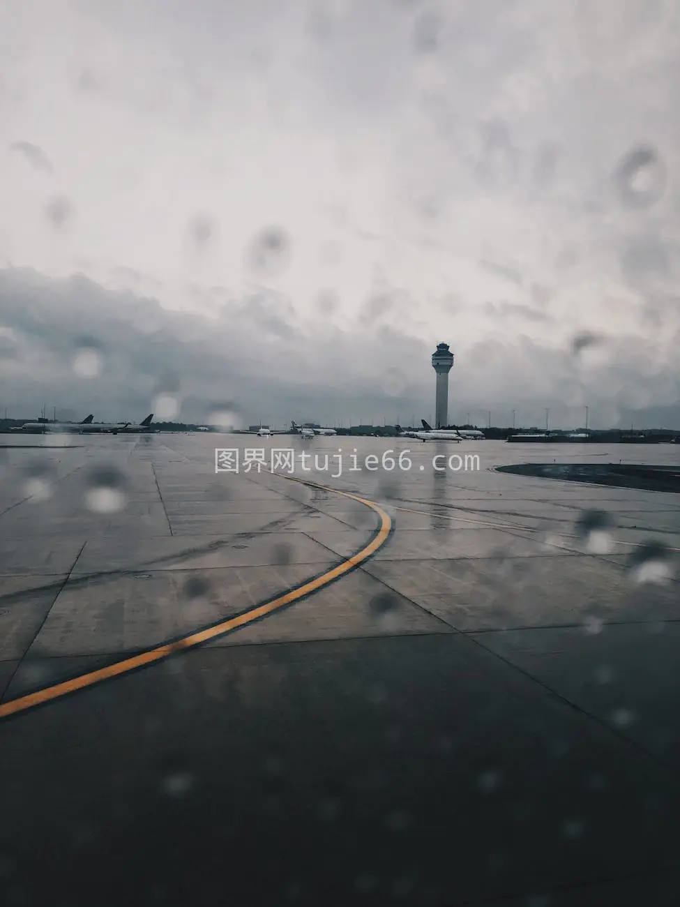 雨滴映窗机场景图片