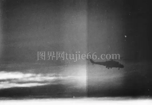 大气黑白军事剪影 云层背景