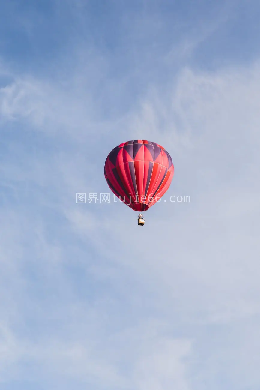 新西兰蓝天热气球飘浮美景图片