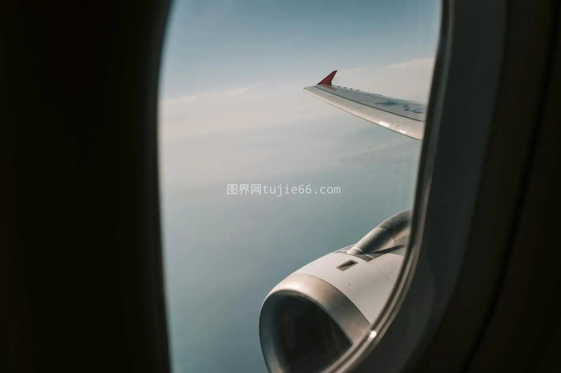 高空视角飞机机翼发动机乘客窗景图片