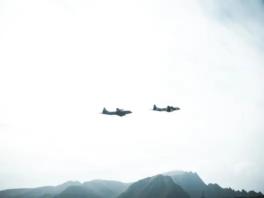 军用飞机编队山区晴空飞行