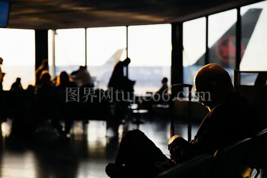 机场夕阳映旅客出行期待剪影